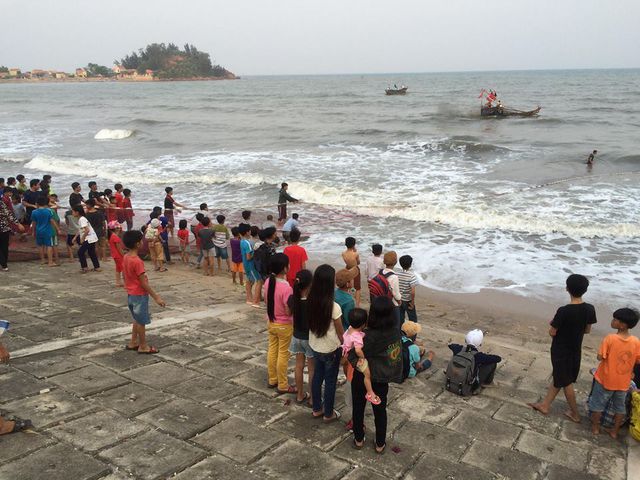 Nhóm học sinh rủ nhau tắm biển, một em bị sóng cuốn mất tích
