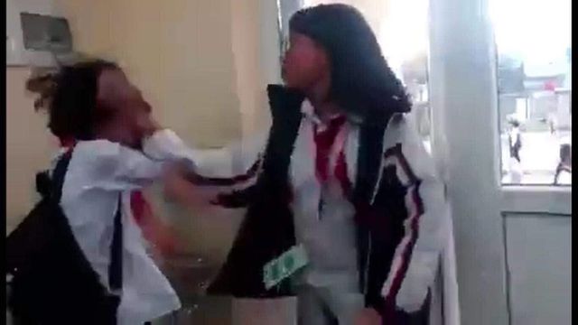 Vụ nữ sinh cấp 2 đánh bạn dã man ngay tại lớp: Đình chỉ Hiệu trưởng, giáo viên chủ nhiệm