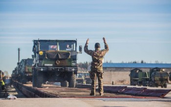 Pháp triển khai binh sĩ, xe tăng sát biên giới Nga