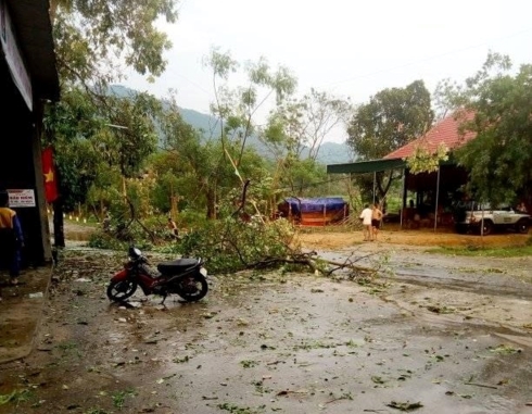 50 nhà dân bị bay nóc trong cơn lốc xoáy ở Nghệ An