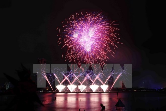 Sông Hàn rực sáng trong đêm khai mạc Lễ hội pháo hoa quốc tế