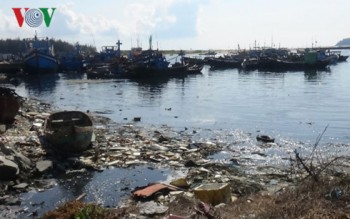 Cảng cá La Gi ô nhiễm trầm trọng khiến dân khó thở