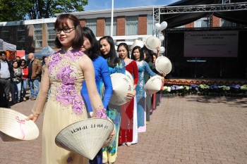 Đoàn sứ quán Việt Nam tham gia Lễ hội mùa Xuân tại Brussels