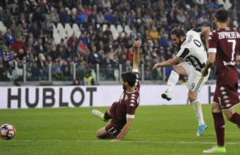 Higuain lại “giải cứu” Juventus ở trận derby Turin