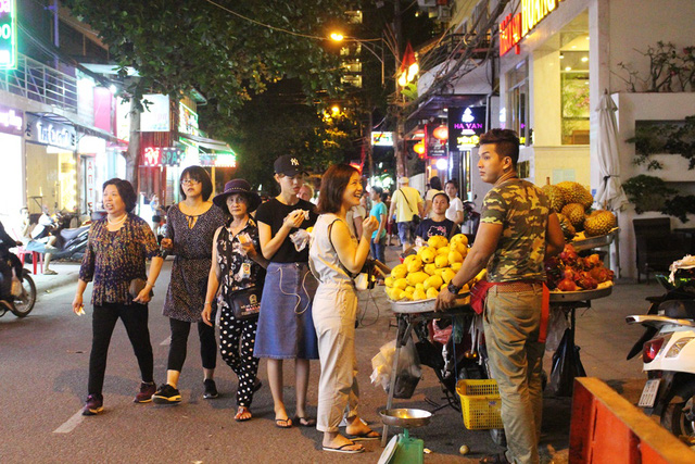 Nha Trang: Khách Trung Quốc nhộn nhịp về đêm trên "phố Tây"