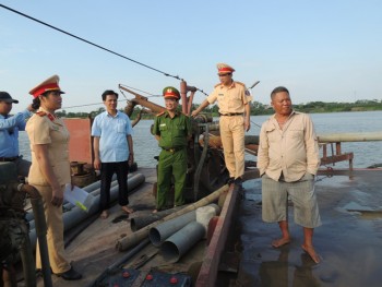 Hai tàu từ Hưng Yên sang Hà Nam hút trộm cát trên sông Hồng