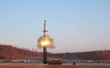 Nhật Bản siết chặt trừng phạt Triều Tiên sau vụ phóng tên lửa đạn đạo
