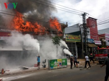 Cháy liên hoàn 3 cửa hàng ở Đắk Nông