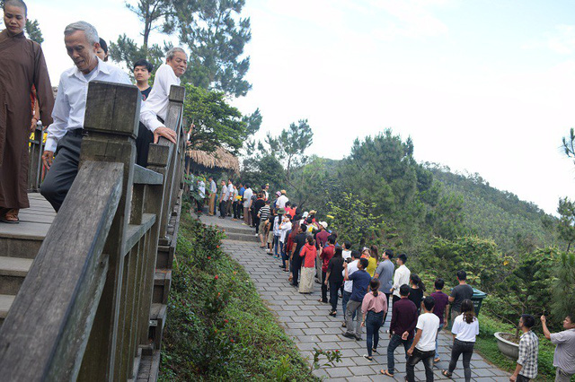 hang chuc ngan luot nguoi vieng mo dai tuong vo nguyen giap dip 304 15