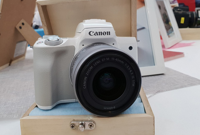 Canon chính thức ra mắt máy ảnh mirrorless có khả năng quay 4K