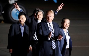 Tổng thống Donald Trump chào đón 3 tù nhân Mỹ trở về từ Triều Tiên