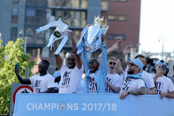 Man City tưng bừng diễu hành ăn mừng chức vô địch Premier League