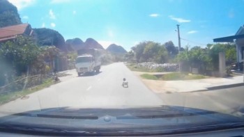 Tài xế hoảng hốt vì đứa bé bò ngang quốc lộ ở Nghệ An
