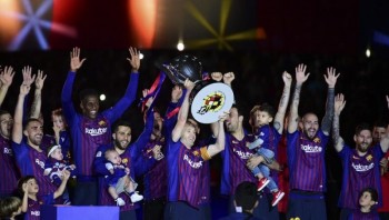 Dàn sao Barca ăn mừng “kém nhiệt” trong ngày nâng cúp vô địch La Liga