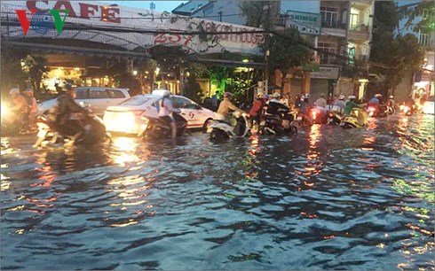 Người dân TP HCM phải “bơi, lội” trên đường