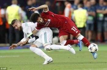 Bị Ramos chơi “tiểu xảo”, Salah bật khóc rời sân, nguy cơ lớn mất World Cup Chia sẻ