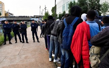 Pháp giải tán trại tự phát quy mô lớn của người di cư