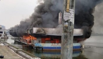 Hà Nội: Nhà thuyền nổi Hồ Tây bốc cháy ngùn ngụt