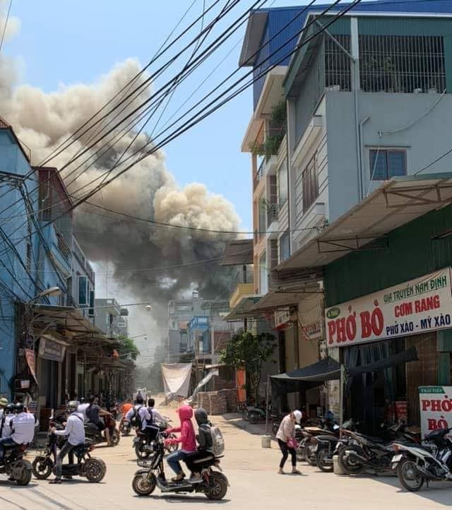 Cháy lớn 7 xưởng gỗ rộng 2.000 m2 tại Hà Nội