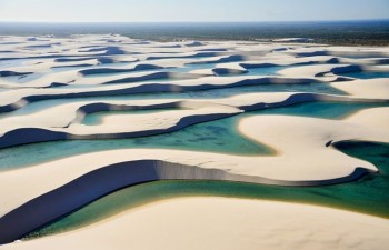 Hàng nghìn hồ nước nổi giữa sa mạc như hành tinh khác