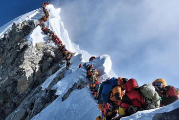 Tắc đường trên đỉnh Everest, hai du khách đột tử