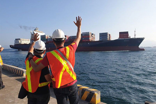 Tàu chở 69 container rác từ Philippines lên đường tới Canada