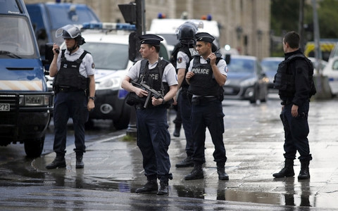 Cảnh sát Pháp bị tấn công khủng bố ngay cửa nhà thờ Đức Bà Paris