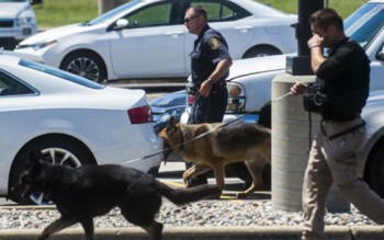 Nghi phạm khủng bố đâm cảnh sát Mỹ ngay tại sân bay ở Michigan