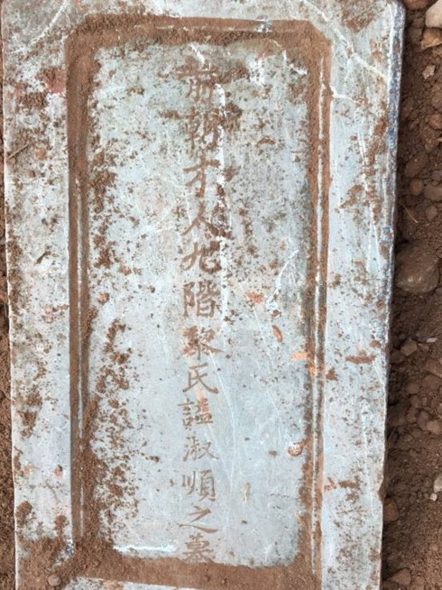 Tìm thấy bia đá vợ vua Nguyễn cấp thứ 9 tại khu vực dự án bãi đỗ xe