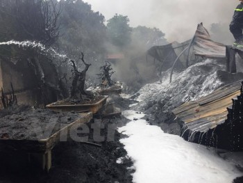 Hà Nội: Cháy xưởng nhựa làng nghề Triều Khúc, khói vẫn bốc đen kịt