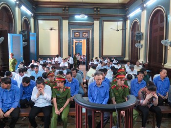 Hàng chục cựu nhân viên Hải quan TPHCM và An Giang tiếp tay buôn lậu