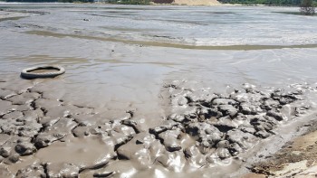 Bãi thải 1 triệu khối bùn biển “treo lơ lửng” bên cảng du lịch Chân Mây