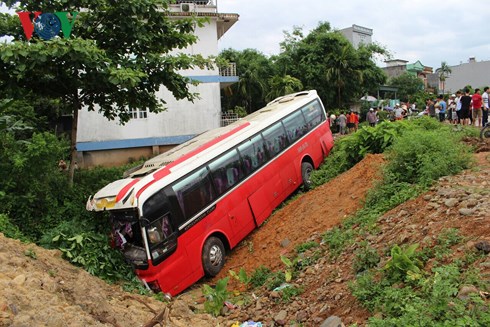 Xe chở du khách Trung Quốc bị tai nạn do mất lái ở Quảng Ninh ​