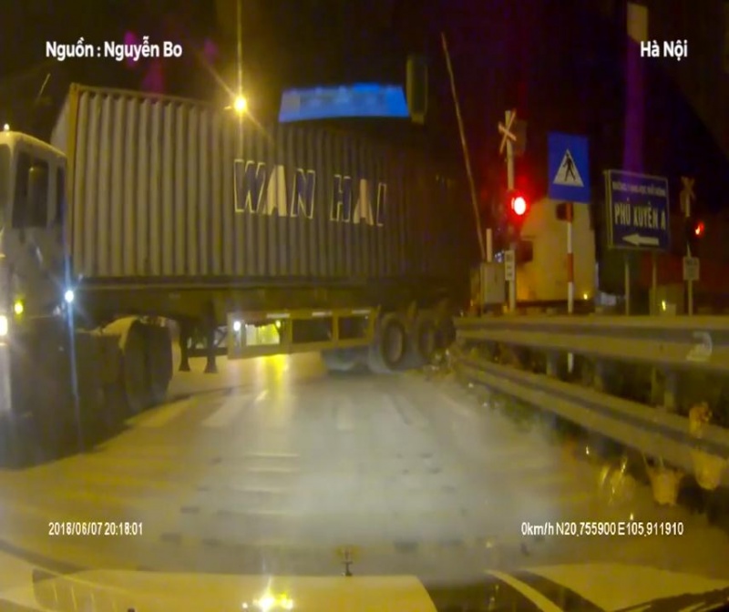 Container cố tình đâm bay rào chắn, vượt đường ray tàu hỏa ở Hà Nội