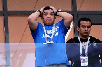 Messi cay đắng, Maradona ôm đầu, HLV Sampaoli bật khóc bất lực nhìn Argentina thua thảm