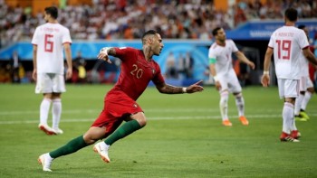 Ronaldo đá hỏng phạt đền, Bồ Đào Nha thoát thua trước Iran
