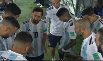 Argentina "lột xác": Messi chỉ đạo chiến thuật, HLV thành bù nhìn