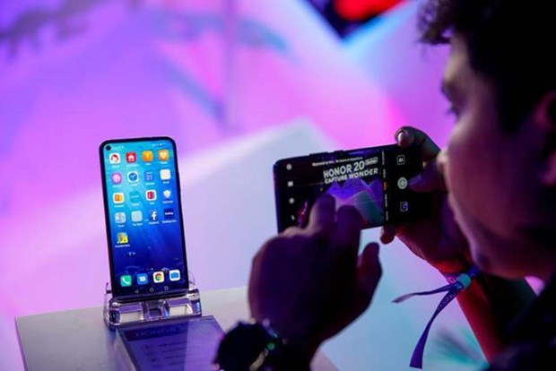 Bloomberg: Doanh số điện thoại của Huawei có thể sụt giảm tới 60%