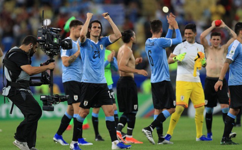 Copa America: Cavani giúp Uruguay giành ngôi nhất bảng