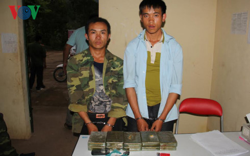Hai đối tượng mang 10 bánh heroin vào Việt Nam tiêu thụ