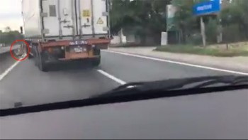 Container hất cảnh sát giao thông xuống đường: Xử nghiêm những hành vi chống đối