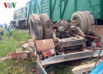 Tàu hỏa đâm xe tải “ngửa bụng”, tài xế tử vong tại chỗ