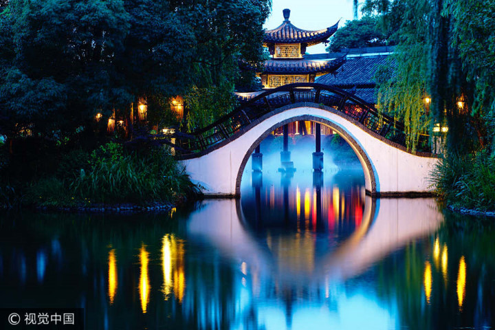 Hàng Châu - thành phố nổi tiếng bậc nhất của Trung Quốc với sự pha trộn độc đáo giữa văn hóa Trung Quốc và văn hóa Nam Á. Hãy xem hình ảnh liên quan đến đề tài này để khám phá những địa danh tuyệt đẹp như Hồ Tây, Lăng Gia Tư, Hình Tướng Bạch Khê...