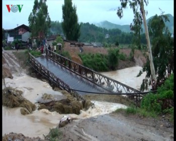 Đường thành suối, cầu sập, nhà dân ngập nước vì mưa lũ