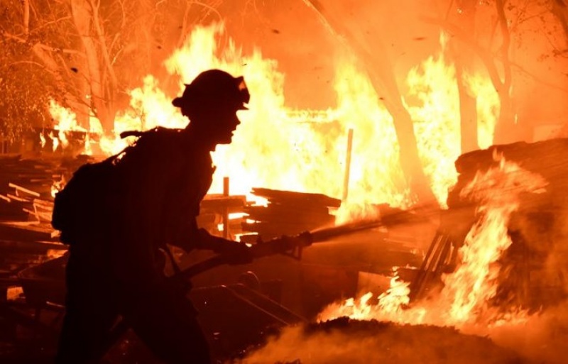 Cháy rừng khủng khiếp “nhấn chìm” California (Mỹ) trong biển lửa