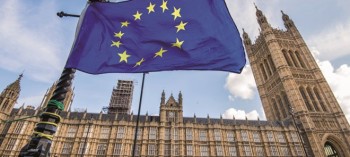 Hạ viện Anh thông qua luật Thuế quan, thêm thành viên nội các từ chức