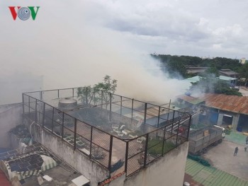 TPHCM: Nhiều kho xưởng bốc cháy ngùn ngụt trên đường Trường Chinh