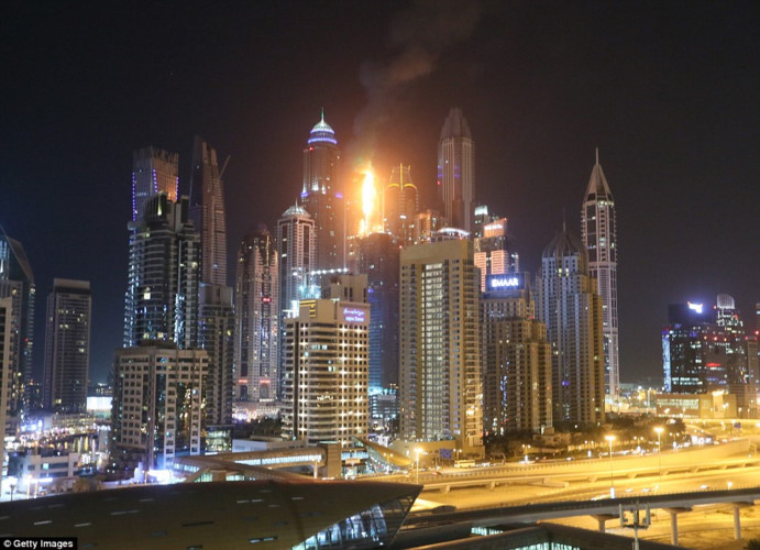 hinh anh lua chay ngun ngut nhan chim chung cu torch o dubai