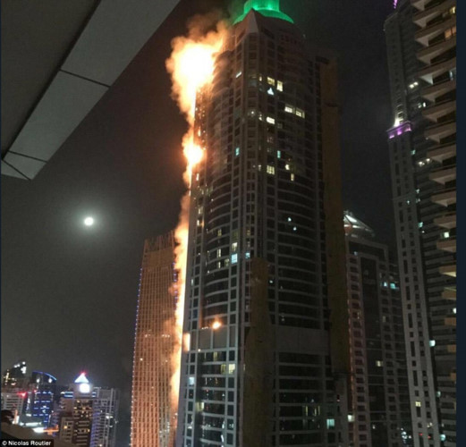 hinh anh lua chay ngun ngut nhan chim chung cu torch o dubai