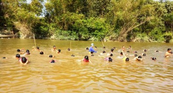 Ngăn kênh thủy lợi dạy bơi cho học sinh vùng lũ